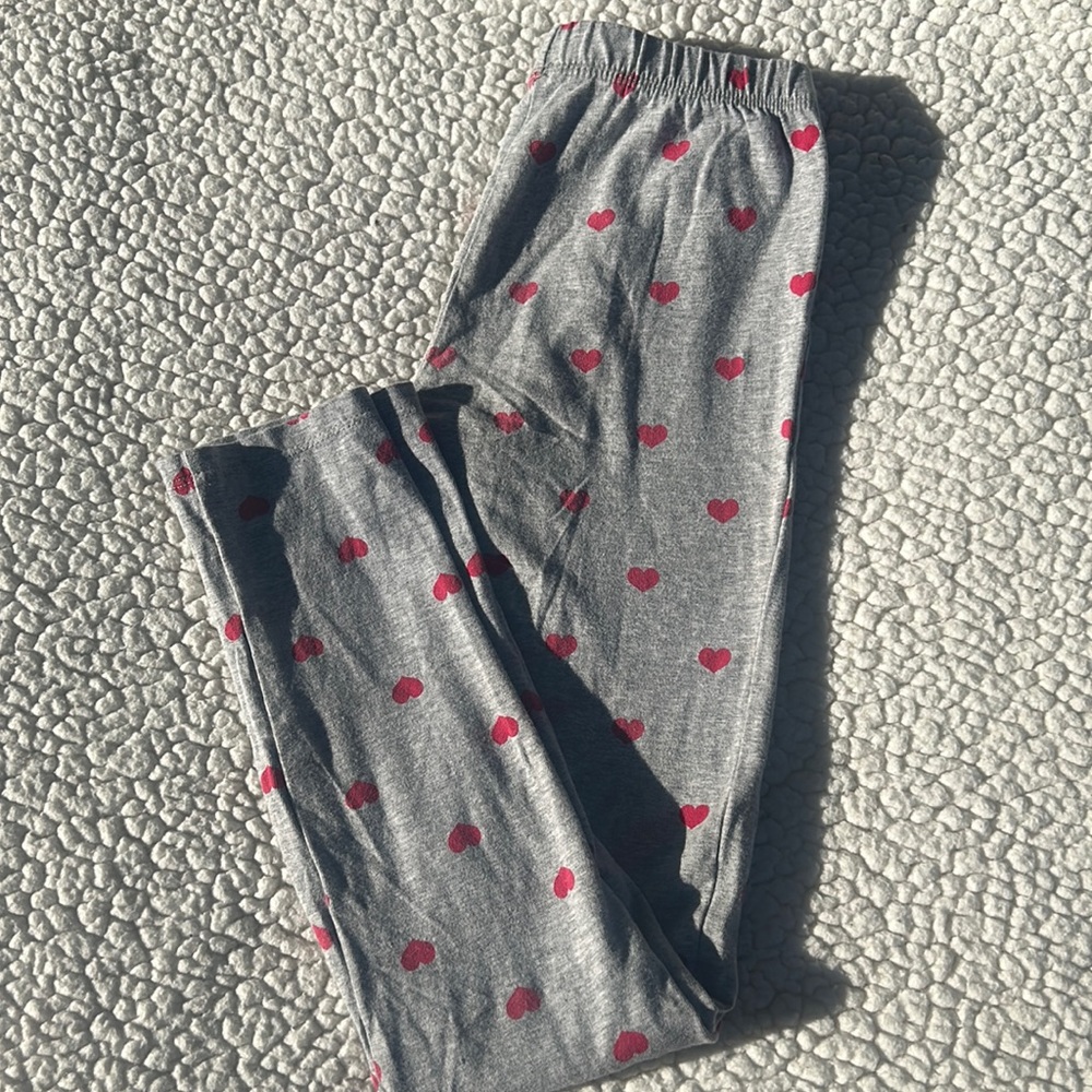 NWOT Gap Kids light gray leggings with pink hearts. Size L (10)